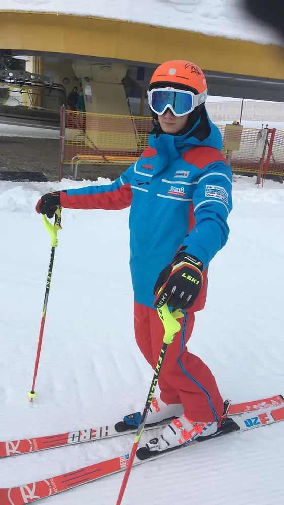 Teamjacke mit Logos an Brust und Ärmel im Detail
